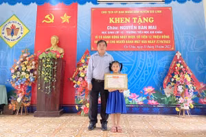 Lãnh đạo Phòng GD&ĐT huyện Gio Linh cũng trao giấy khen của UBND huyện Gio Linh để tuyên dương học sinh.