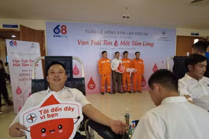 Cán bộ, nhân viên ngành điện hiến máu nhân đạo.