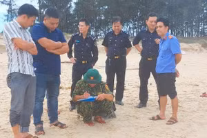 Lực lượng chức năng tuần tra, phát hiện gói nghi ma túy trên bờ biển.