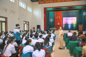 Cán bộ, chiến sĩ CSGT Công an Quảng Trị phổ biến Luật giao thông và giải thích ý nghĩa biển báo giao thông.