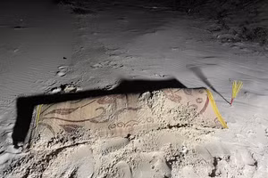 Sau khi trôi vào bờ biển, phần thi thể người đã được người dân chôn cất theo phong tục.