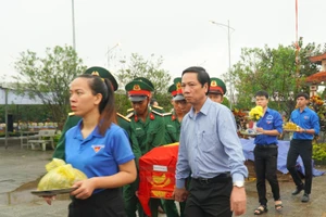 Phó Chủ tịch UBND tỉnh Quảng Trị - ông Hoàng Nam cùng lãnh đạo huyện Cam Lộ dự Lễ truy điệu và an táng các liệt sĩ.