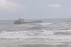 Tàu vận tải mắc cạn ở vùng biển Quảng Trị.