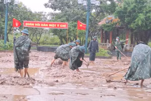 Trung đoàn Bộ binh 842, cán bộ, nhân dân thị xã Quảng Trị dọn bùn đất đọng lại ở Đài tưởng niệm các Anh hùng liệt sĩ sông Thạch Hãn.