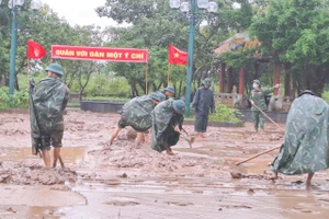 Trung đoàn Bộ binh 842, cán bộ, nhân dân thị xã Quảng Trị dọn bùn đất đọng lại ở Đài tưởng niệm các Anh hùng liệt sĩ sông Thạch Hãn.