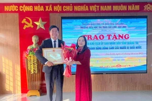 TS Lê Thị Hương - Giám đốc Sở GD&ĐT vừa trao tặng Bằng khen của UBND tỉnh Quảng Trị đến thầy giáo Nguyễn Đăng Hải.