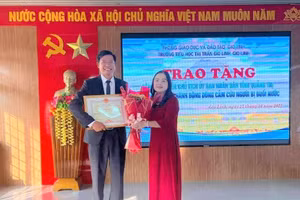 TS Lê Thị Hương - Giám đốc Sở GD&ĐT vừa trao tặng Bằng khen của UBND tỉnh Quảng Trị đến thầy giáo Nguyễn Đăng Hải.