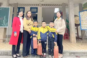 Trước sự chứng kiến của lãnh đạo nhà trường, 3 học sinh đã trả lại số tiền lớn cho người mất.