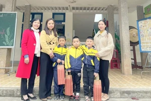 Trước sự chứng kiến của lãnh đạo nhà trường, 3 học sinh đã trả lại số tiền lớn cho người mất.