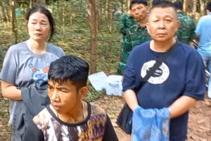 Đối tượng bị bắt giữ khi đang đưa 2 người vượt biên trái phép.