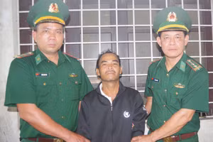 Lực lượng chức năng bắt giữ đối tượng truy nã.