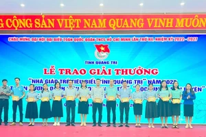 Trao tặng huy hiệu “Tổng phụ trách Đội giỏi” cho các giáo viên, tổng phụ trách, cán bộ làm công tác thiếu nhi tiêu biểu.