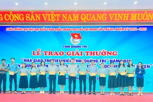 Trao tặng huy hiệu “Tổng phụ trách Đội giỏi” cho các giáo viên, tổng phụ trách, cán bộ làm công tác thiếu nhi tiêu biểu.