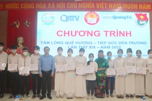 Lãnh đạo Ban Tuyên giáo Tỉnh ủy và Hội Khuyến học trao học bổng đến tân sinh viên.