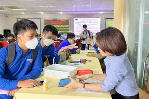 Thanh niên, học sinh tham gia các sàn giao dịch giới thiệu việc làm, tư vấn nghề nghiệp.