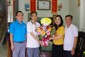 TS Lê Thị Hương - Giám đốc Sở GD&ĐT Quảng Trị và ông Nguyễn Thanh Quang - Chủ tịch Công đoàn ngành Giáo dục Quảng Trị tặng quà, động viên cán bộ quản lý giáo dục (thứ 2 từ trái sang) mắc bệnh hiểm nghèo. Ảnh: CĐ.