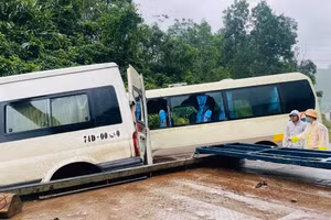 Xe ô tô va chạm với xe khách trên Quốc lộ 9.