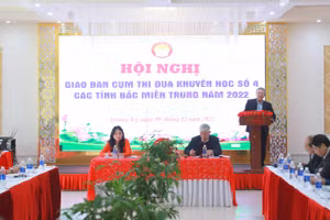 Hội khuyến học 5 tỉnh Bắc miền Trung giao ban thi đua khuyến học.