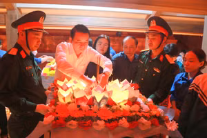 Ngành Giáo dục Quảng Trị thả nến tri ân liệt sĩ trên sông Thạch Hãn.