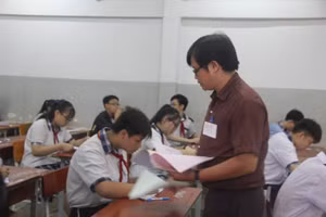 Học sinh dự kỳ thi vào lớp 10 công lập tại TP.HCM. Ảnh minh hoạ