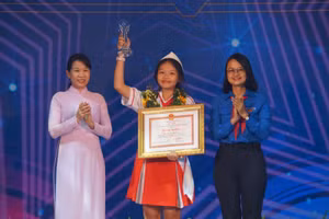 Em Hoàng Thị Yến, Trường THCS Tôn Thất Tùng, Quận Tân Phú, TP.HCM được vinh danh "Công dân trẻ tiêu biểu TP.HCM" năm 2020.