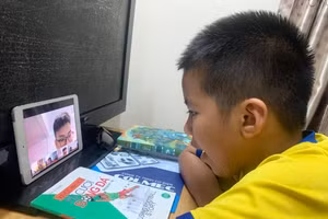 Học sinh tiểu học tại TP.HCM học trực tuyến môn tiếng Anh. Ảnh minh hoạ P.Nga 