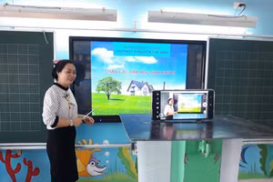 Giáo viên Trường Tiểu học Nguyễn Thái Bình, Quận 4, TP.HCM ghi hình các bài giảng phục vụ cho dạy học qua Internet. Ảnh minh hoạ 