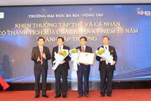 Ông Trần Văn Tuấn, Phó Chủ tịch UBND tỉnh Bà Rịa - Vũng Tàu tặng bằng khen cho Ban giám hiệu nhà trường