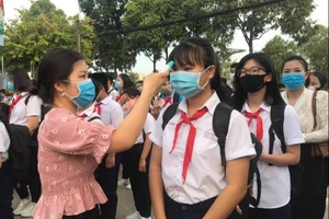 Học sinh Đồng Nai đi học trở lại sau đợt nghỉ phòng dịch Covid-19 năm học 2019-2020. Ảnh minh hoạ 