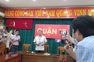 Đại diện lãnh đạo UBND Quận 10 thông tin ban đầu cho báo chí về sự việc hai thiếu niên bị đánh trong phòng giám thị của Trường THCS Nguyễn Văn Tố. Ảnh D.Nguyễn 