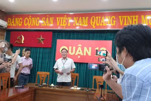 Đại diện lãnh đạo UBND Quận 10 thông tin ban đầu cho báo chí về sự việc hai thiếu niên bị đánh trong phòng giám thị của Trường THCS Nguyễn Văn Tố. Ảnh D.Nguyễn 