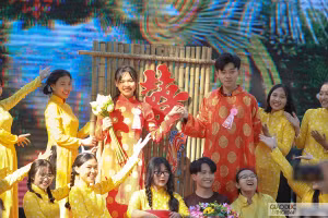 Học sinh tái hiện trên sân khấu lễ rước dâu mang đậm bản sắc của vùng Đồng bằng sông Cửu Long