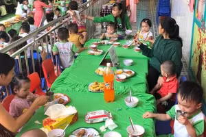 Học sinh mầm non trong giờ ăn. Ảnh minh họa Anh Tú