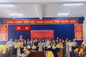 Công đoàn ngành GD TPHCM tặng quà cho giáo viên dịp Tết Canh Tý 2020. Ảnh minh hoạ 