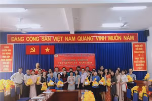 Công đoàn ngành GD TPHCM tặng quà cho giáo viên dịp Tết Canh Tý 2020. Ảnh minh hoạ 