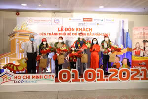 Những hành khách tới TP.HCM trong ngày đầu tiên của năm 2021 được chào đón nồng nhiệt. Ảnh Sở Du lịch TP.