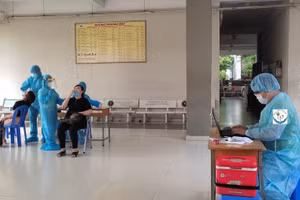 Giáo viên tham gia coi thi vào lớp 10 tại TP.HCM xét nghiệm Covid-19 tầm soát trong ngày 29/5 vừa qua. Ảnh minh hoạ 