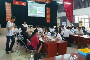 Học sinh Trường THPT Lê Thánh Tôn, Quận 7 trong chuyên đề "Ươm mầm tinh thể-Kết nối yêu thương"