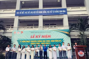 Tuyên dương gương học sinh điển hình biểu trong việc học tập và làm theo lời Bác của nhà trường