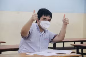 Thí sinh tại điểm thi Trường THPT Tam Phú, TP Thủ Đức tự tin trước giờ thi môn Ngữ văn.