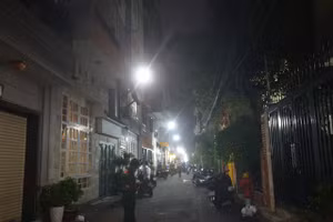 Con hẻm thuộc địa bàn Quận 3 nơi cư trú của bệnh nhân tái dương tính đã được phong toả. Ảnh minh hoạ Yến Thư HCDC.