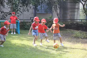 Trẻ mầm non tham gia hoạt động thể thao tại trường. Ảnh minh hoạ