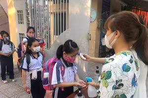 Học sinh Đồng Nai trở lại trường sau kỳ nghỉ Tết trong sáng 17/2. Ảnh Khánh Linh