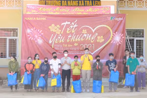 Các đơn vị tặng quà Tết cho bà con tại xã Trà Leng