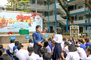 Học sinh Trường THPT Nguyễn Du, TP.HCM trong chuyên đề về sử dụng mạng xã hội. Ảnh minh hoạ: NTCC