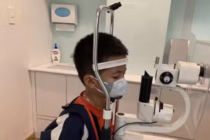 Học sinh TP.HCM đi khám mắt định kỳ. Ảnh minh hoạ 