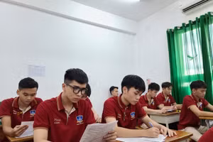 Học sinh Trường THCS-THPT Đào Duy Anh, TP.HCM trong buổi hướng dẫn làm hồ sơ dự thi tốt nghiệp THPT và xét tuyển ĐH năm 2021. Ảnh minh hoạ NTCC 