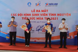 4 đội trưởng đại diện 19 đội hình tình nguyện, nhận nhiệm vụ trong chương trình Lễ ra mắt các đội tình nguyện Tiếp sức mùa thi năm 2021.