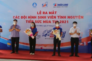 4 đội trưởng đại diện 19 đội hình tình nguyện, nhận nhiệm vụ trong chương trình Lễ ra mắt các đội tình nguyện Tiếp sức mùa thi năm 2021.