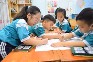 Học sinh lớp 1 tại Quận 4 trong giờ học. Ảnh minh hoạ